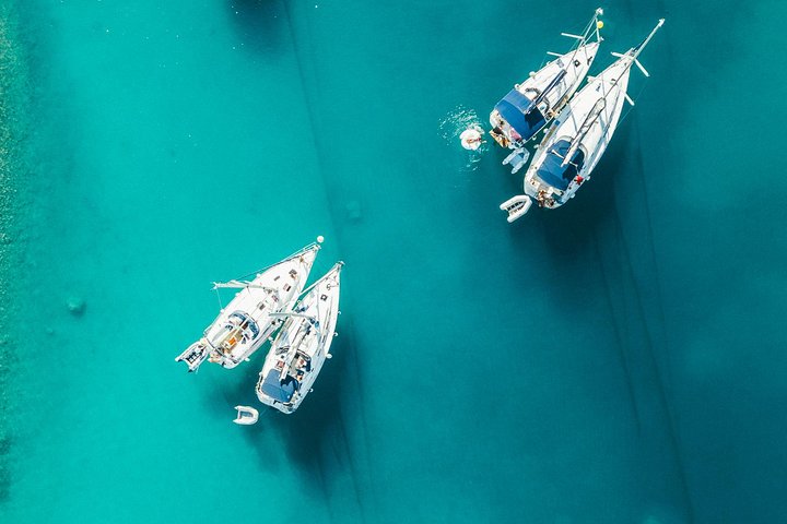 Mezza giornata in barca a vela su uno yacht confortevole intorno alle isole di Hvar e Pakleni - piccolo gruppo