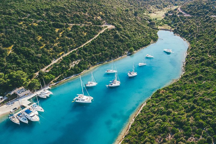 Mezza giornata in barca a vela su uno yacht confortevole intorno alle isole di Hvar e Pakleni - piccolo gruppo