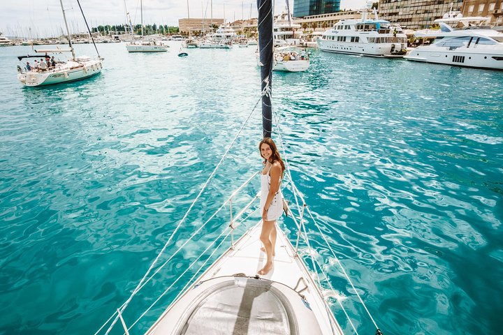 Mezza giornata in barca a vela su uno yacht confortevole intorno alle isole di Hvar e Pakleni - piccolo gruppo