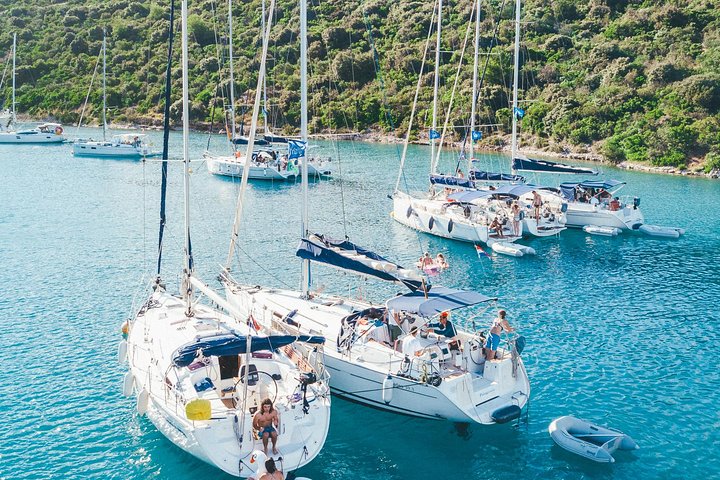 Mezza giornata in barca a vela su uno yacht confortevole intorno alle isole di Hvar e Pakleni - piccolo gruppo