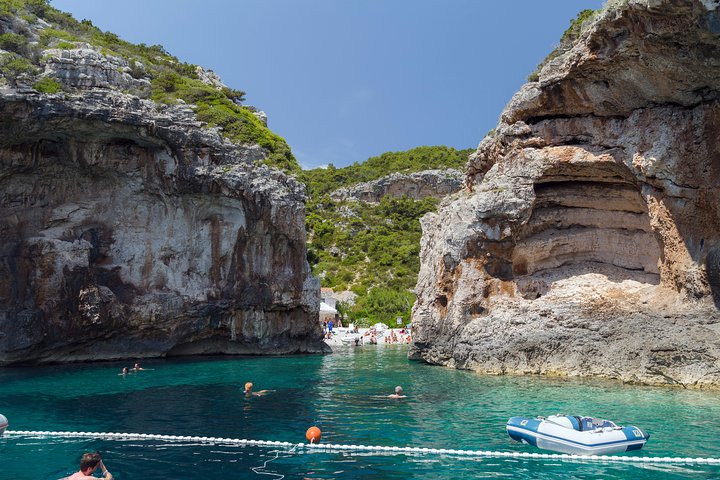 Mezza giornata in barca a vela su uno yacht confortevole intorno alle isole di Hvar e Pakleni - piccolo gruppo