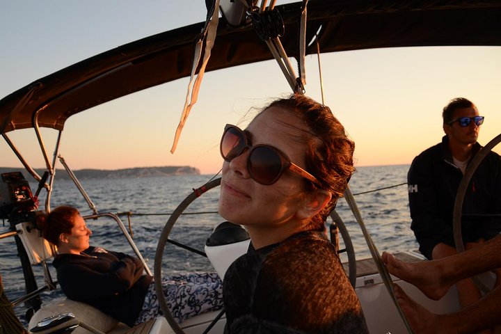 Mezza giornata in barca a vela su uno yacht confortevole intorno alle isole di Hvar e Pakleni - piccolo gruppo