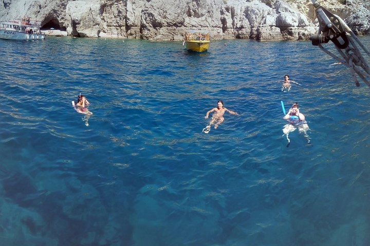Excursion d'une journée pour faire de la plongée avec tuba et de la voile à Greek Shores