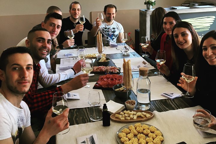 Abellonio Cascina Piccaluga - visita a los viñedos, a la bodega de cata