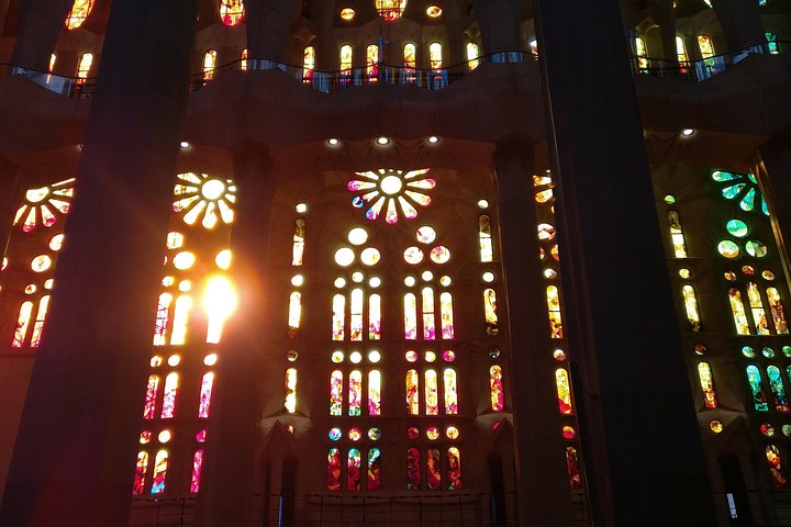 Sagrada Familia English Guided Tour and Optional Tower Access