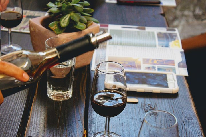 Excursão gastronômica e vinícola na fazenda familiar de Santorini com aula de culinária