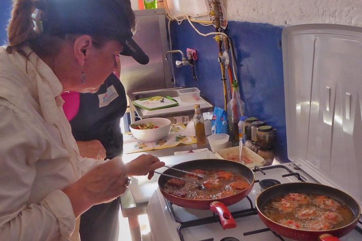Excursão gastronômica e vinícola na fazenda familiar de Santorini com aula de culinária
