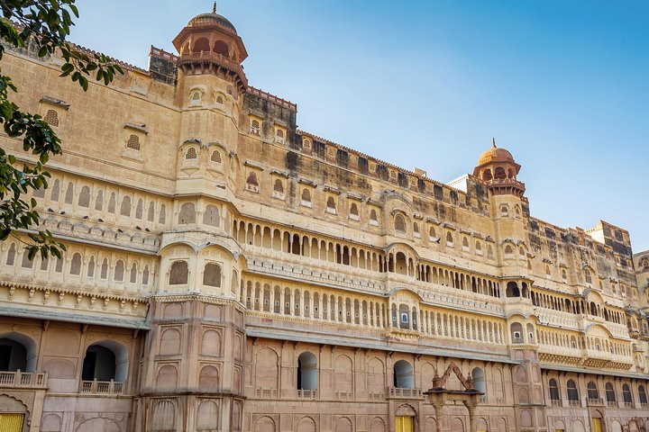 Bikaner Ganztägige Besichtigung mit Bhandeshwari Jain Tempel und Mittagessen