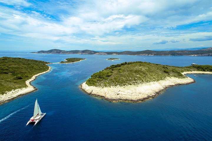Heldags katamaranskryssning till Hvar och Pakleniöarna med mat och gratis drycker