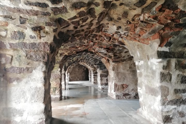Halvdagstur i Hyderabad til Golkonda-fortet og Qutub Shahi-gravene i privat bil