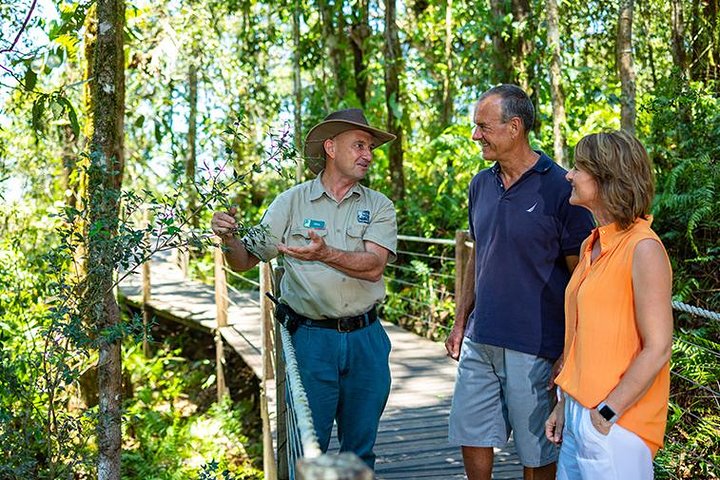 Gå forbi køen Kuranda Scenic Railway Gold Class og Skyrail Rainforest Cableway
