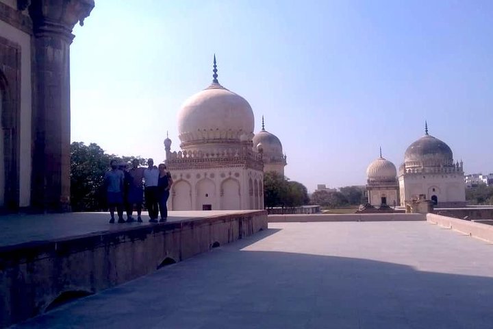 Halvdagstur i Hyderabad til Golkonda-fortet og Qutub Shahi-gravene i privat bil