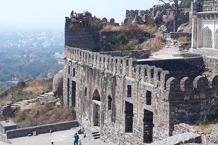 Halvdagstur i Hyderabad til Golkonda-fortet og Qutub Shahi-gravene i privat bil