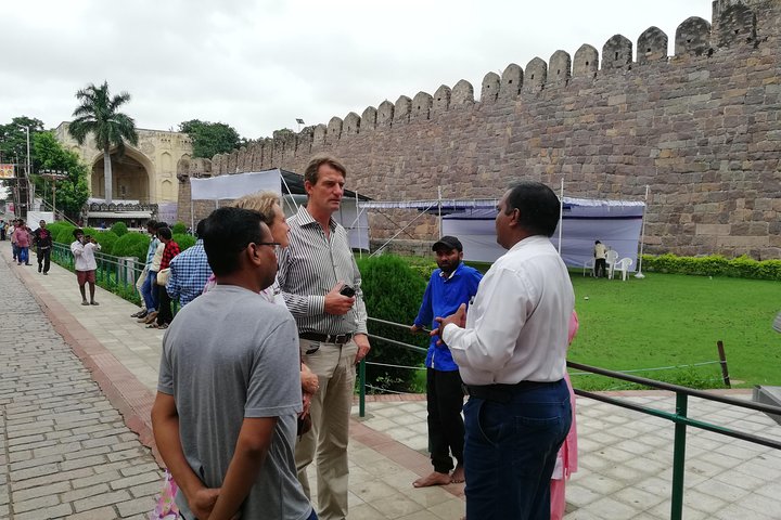 Halvdagstur i Hyderabad til Golkonda-fortet og Qutub Shahi-gravene i privat bil