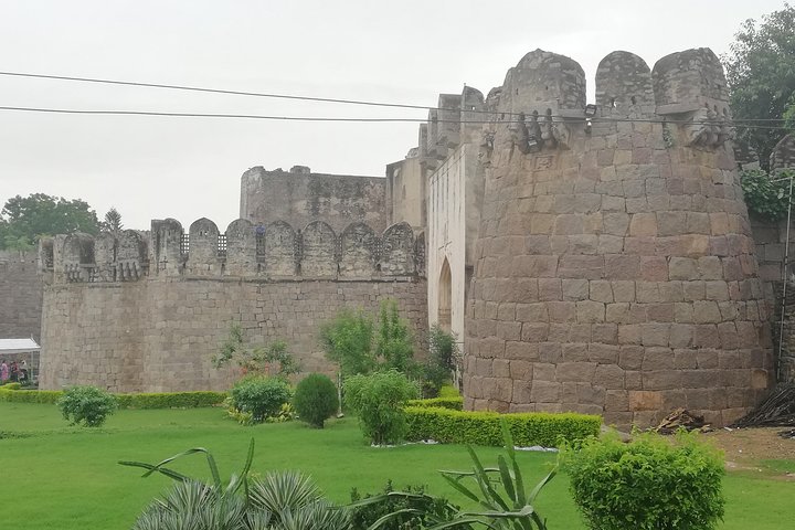 Halvdagstur i Hyderabad til Golkonda-fortet og Qutub Shahi-gravene i privat bil
