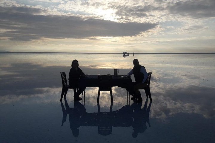 Privat: Solnedgång och stjärnbelysning i Uyuni saltlägenheter.
