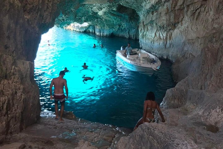 Zakynthos tour de barco: naufrágio & cavernas azuis locais com 3 paradas de natação