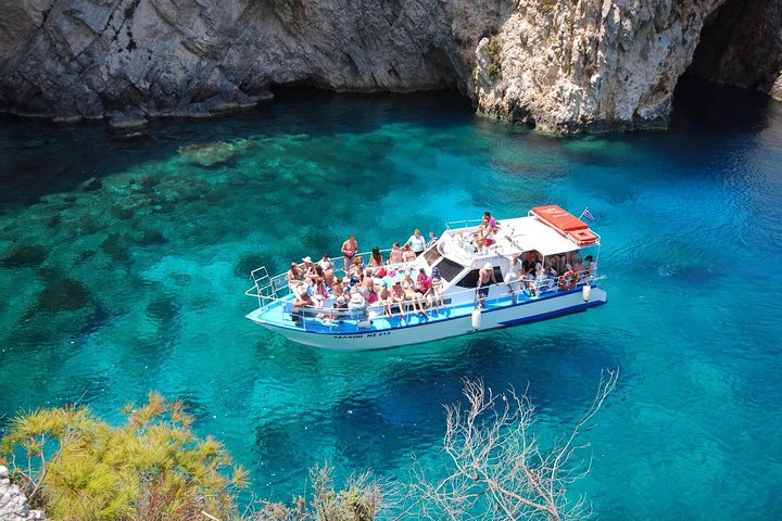Zakynthos tour de barco: naufrágio & cavernas azuis locais com 3 paradas de natação