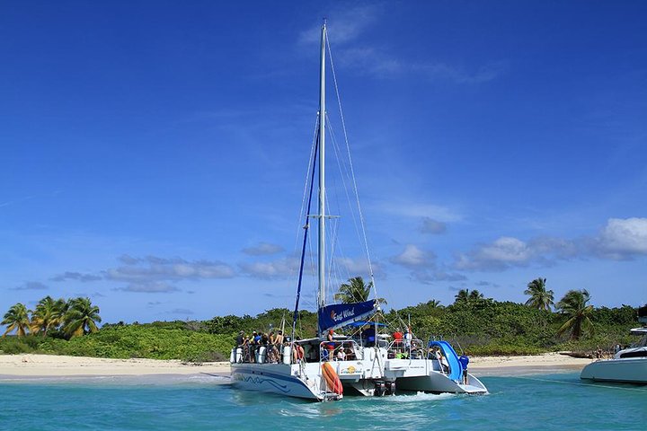 Vela di un giorno in catamarano per l'isola di Icacos da Fajardo