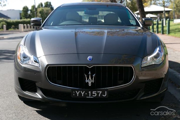Maserati Quattroporte Limousine Transfer vom Flughafen Cairns in die Stadt