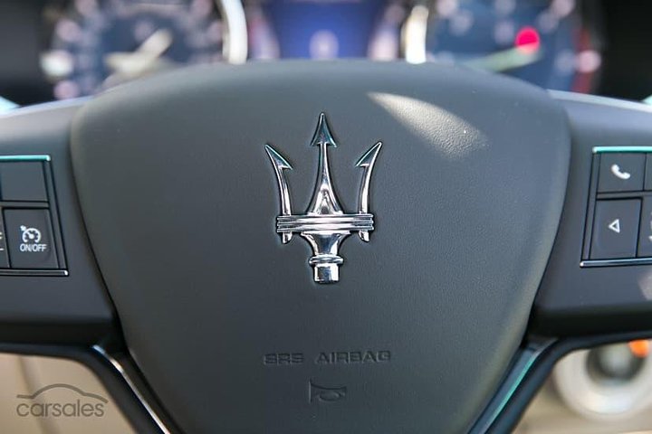 Maserati Quattroporte Limousine Transfer vom Flughafen Cairns in die Stadt