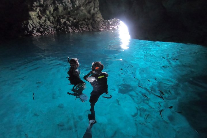 Mergulhe com snorkel na área da caverna azul! [Prefeitura de Okinawa] Alimentação e imagens fotográficas gratuitas!Guia inglês e chinês disponível!