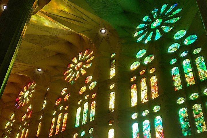 Sagrada Familia English Guided Tour and Optional Tower Access