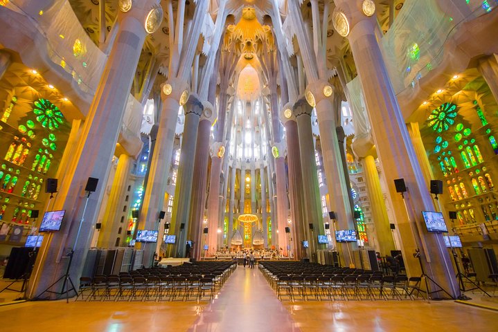 Sagrada Familia English Guided Tour and Optional Tower Access