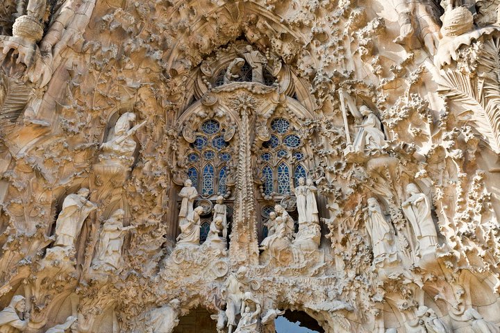 Sagrada Familia English Guided Tour and Optional Tower Access