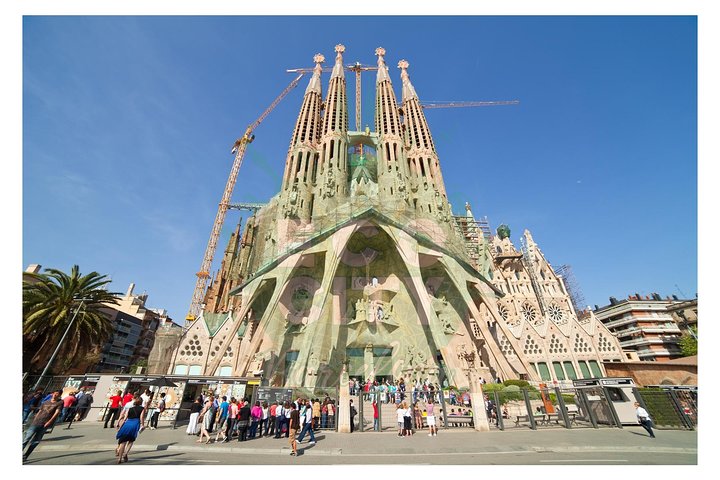Sagrada Familia English Guided Tour and Optional Tower Access