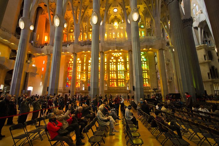 Sagrada Familia English Guided Tour and Optional Tower Access