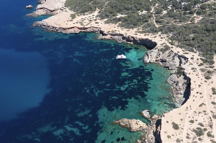 Ibiza strandhopcruise met paddleboards, drankjes en eten 6 uur