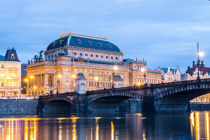 Traslado desde Cesky Krumlov a Praga con 2h para hacer turismo