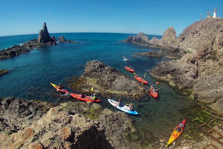 Cabo de Gata Attivo. Percorso guidato in kayak e snorkeling attraverso le calette del Parco Naturale