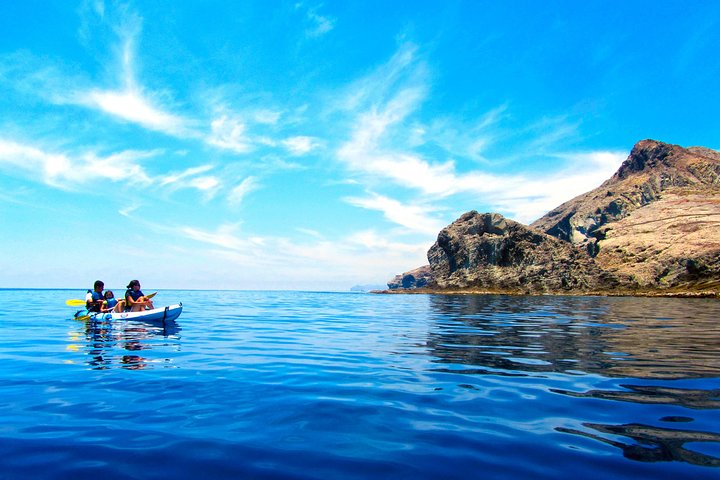 Cabo de Gata Attivo. Percorso guidato in kayak e snorkeling attraverso le calette del Parco Naturale