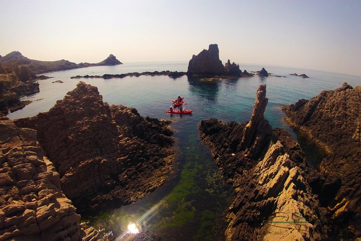 Cabo de Gata Attivo. Percorso guidato in kayak e snorkeling attraverso le calette del Parco Naturale