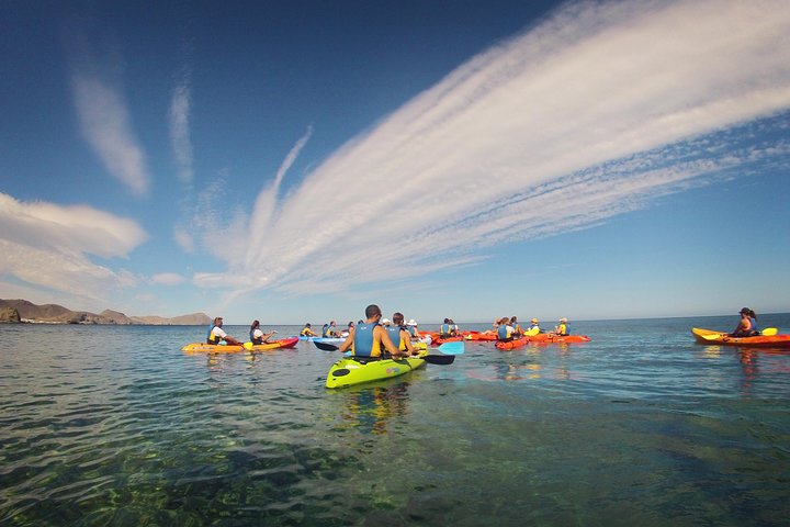 Cabo de Gata Attivo. Percorso guidato in kayak e snorkeling attraverso le calette del Parco Naturale