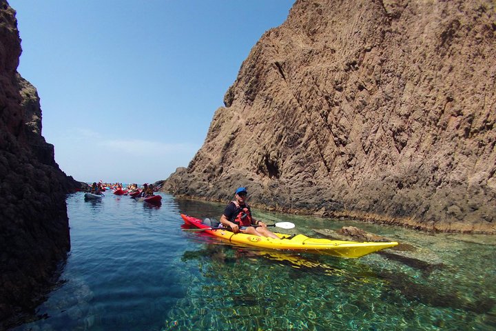 Cabo de Gata Attivo. Percorso guidato in kayak e snorkeling attraverso le calette del Parco Naturale