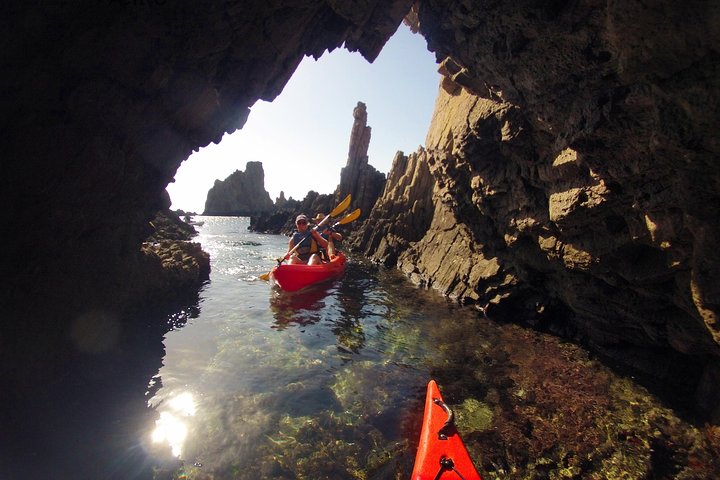 Cabo de Gata Attivo. Percorso guidato in kayak e snorkeling attraverso le calette del Parco Naturale
