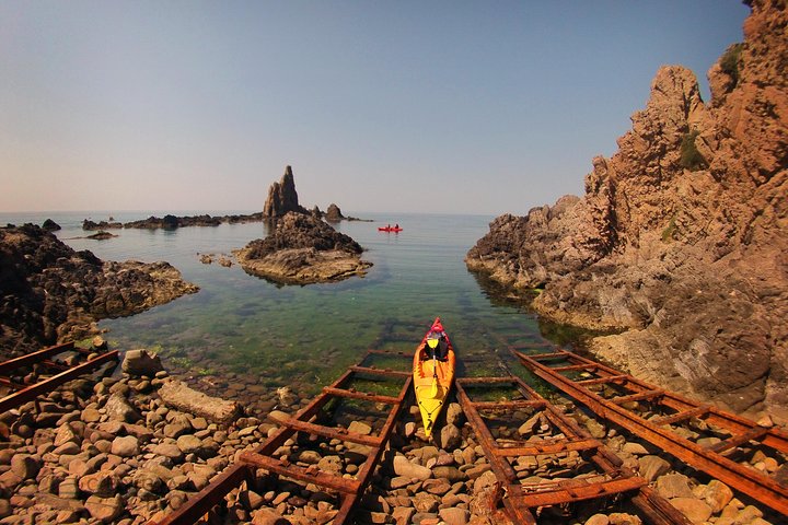 Cabo de Gata Attivo. Percorso guidato in kayak e snorkeling attraverso le calette del Parco Naturale
