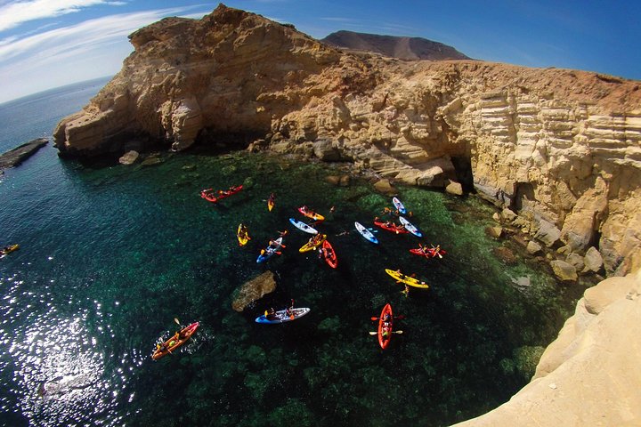 Cabo de Gata Attivo. Percorso guidato in kayak e snorkeling attraverso le calette del Parco Naturale