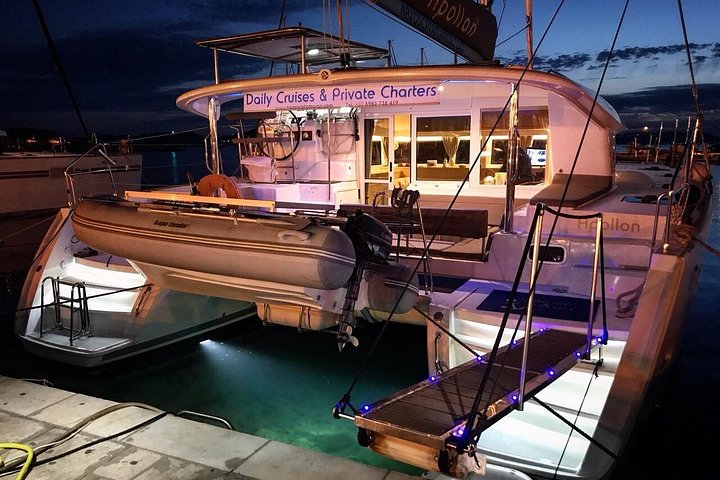 Gedeelde Catamaran All-inclusive-dagcruise naar Naxos of Paros