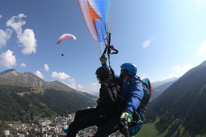 DAVOS: Gleitschirmflug für 2 - Zusammen in der Luft (Video&Photos inklusive)