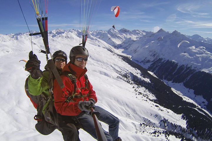 DAVOS: Vôo duplo de parapente nos Alpes suíços (vídeo e fotos incluídos)