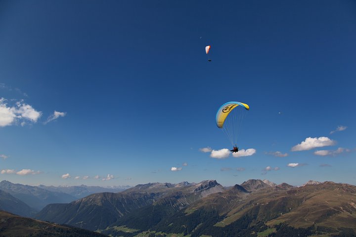 DAVOS: Vôo duplo de parapente nos Alpes suíços (vídeo e fotos incluídos)