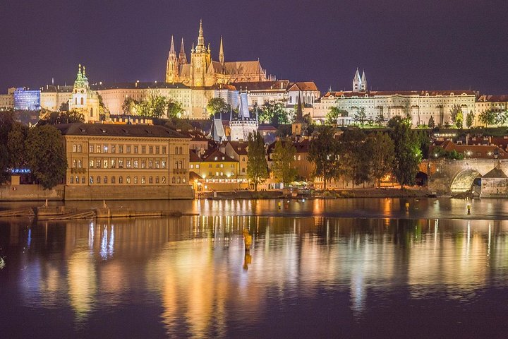 Traslado desde Cesky Krumlov a Praga con 2h para hacer turismo