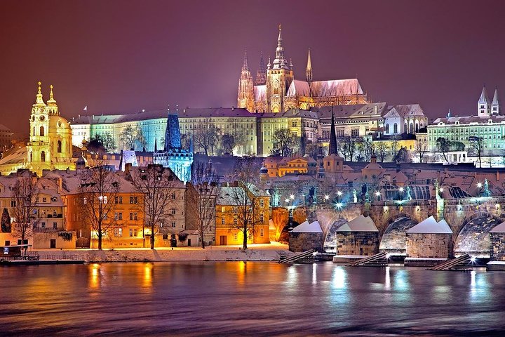 Traslado privado de Pilsen a Praga con 2 horas para hacer turismo