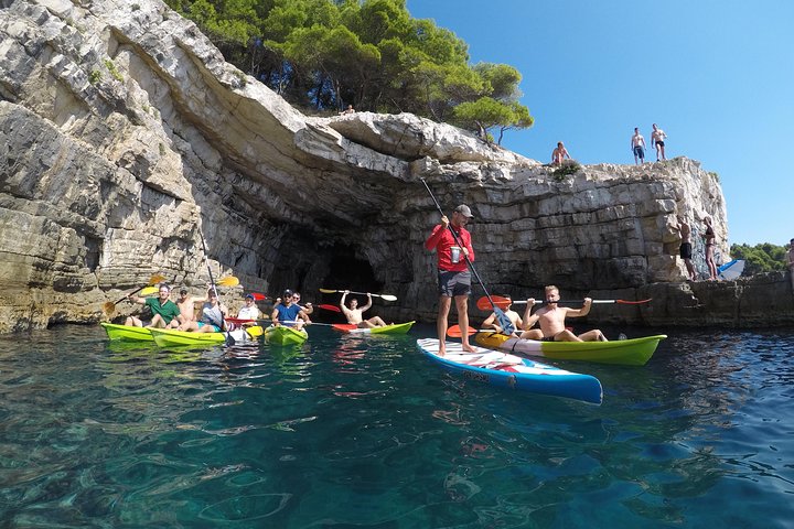 Pula : Tour en kayak por la Cueva del Mar con Snorkel & Cliff Jumping