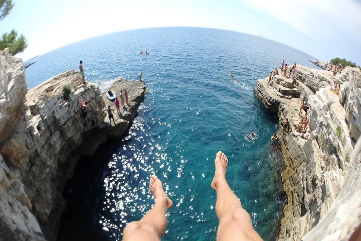 Pula : Tour en kayak por la Cueva del Mar con Snorkel & Cliff Jumping