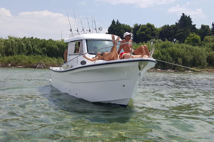 Passeio de barco, festa em barco, observação de golfinhos, pesca.